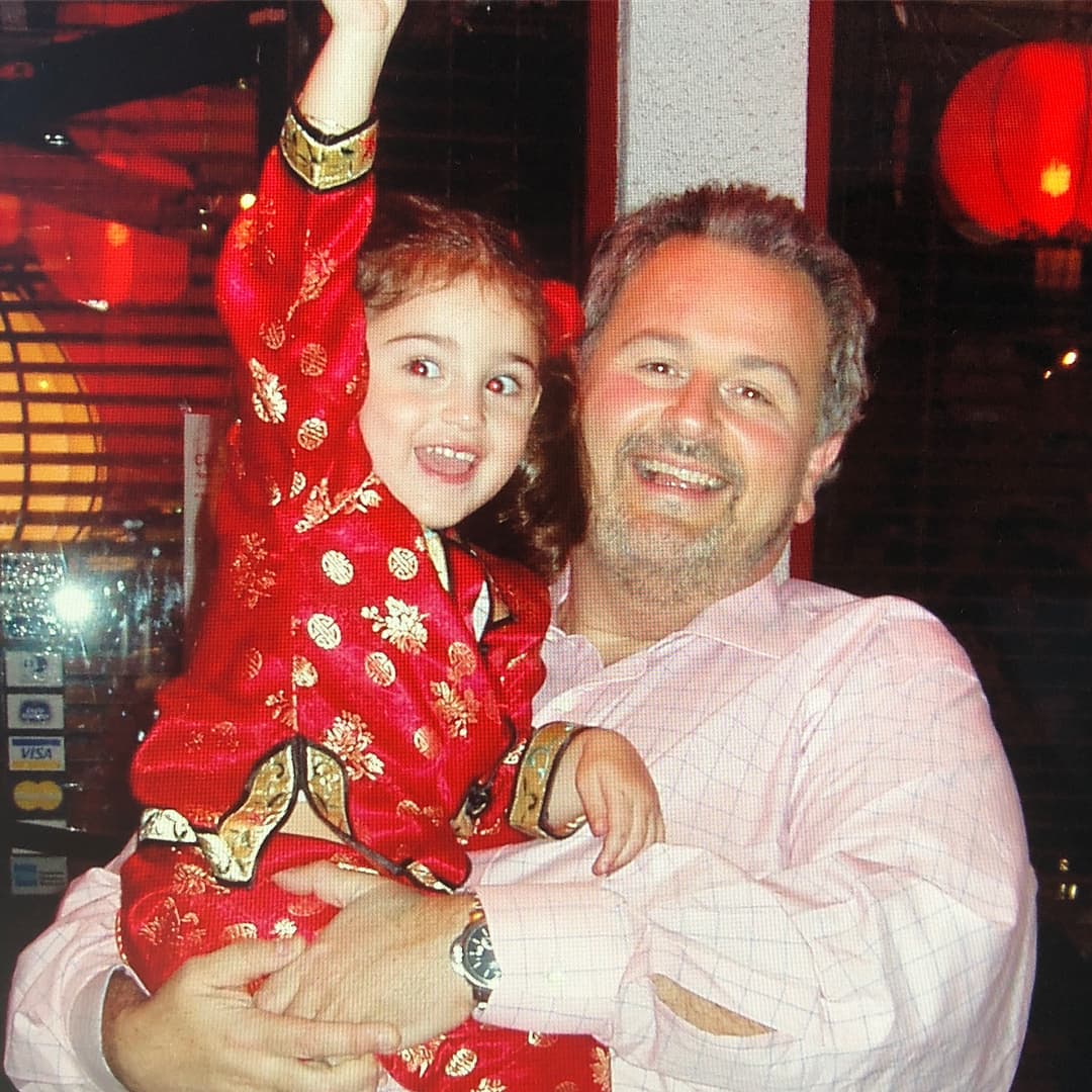 Raúl de Molina lo ha confesado infinidad de veces: sus dos grandes amores son su adorada esposa Millie y su hija Mía, quien como se ve en esta imagen tiene un gran parecido con su famoso padre.