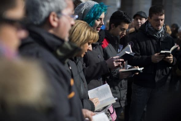 Era el caso de un grupo de chilenos que con banderas de su país no pararon de animar y de lanzar mensajes de apoyo al pontífice para "agradecerle su coherencia y su deseo de crear una iglesia mejor", según explicó a Efe Fernando Tapia, miembro de la Comunidad de Católicos de Chile.