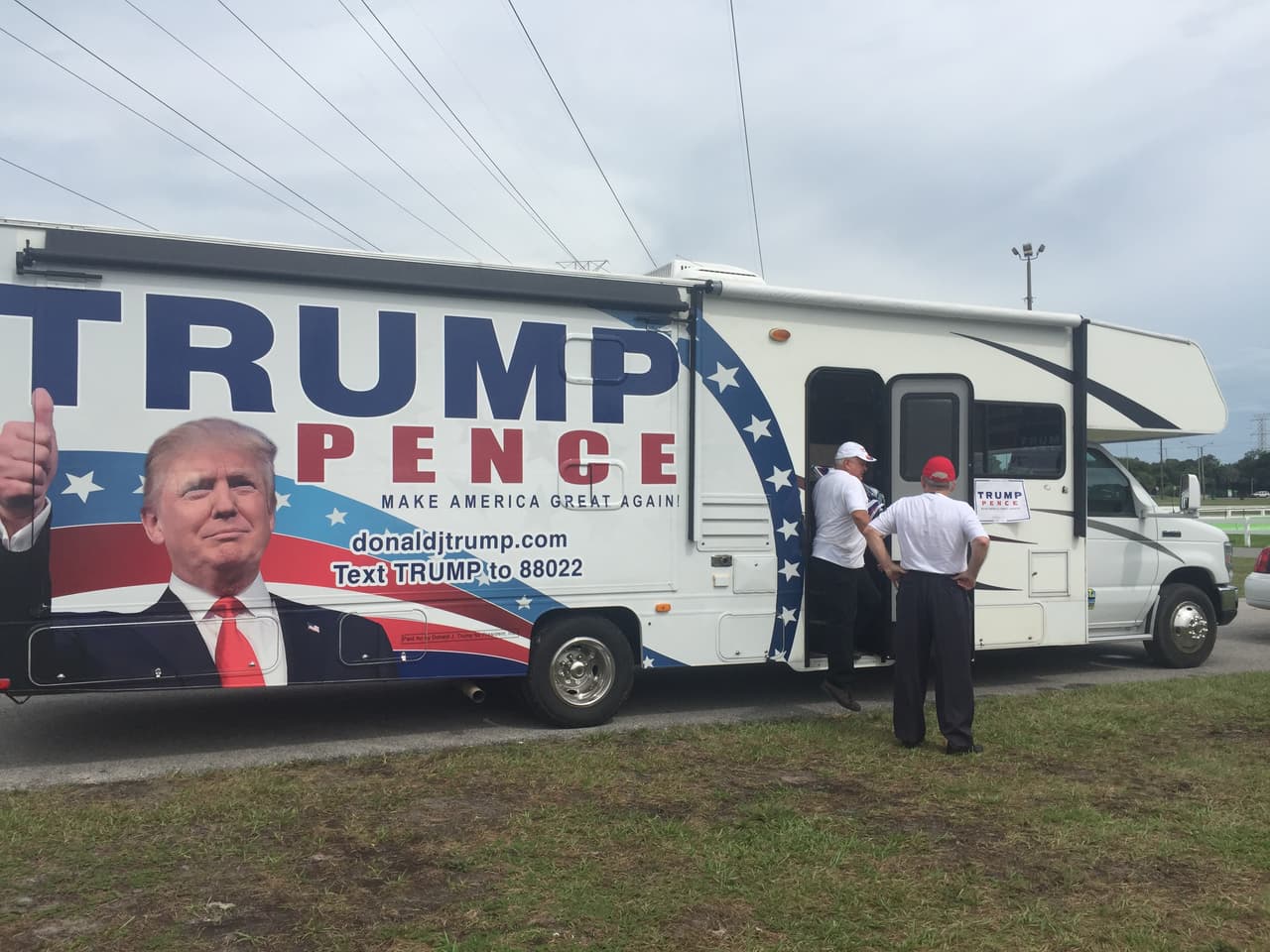 Esta es la casa rodante de la campaña de Donald Trump que recorre el centro de Florida.