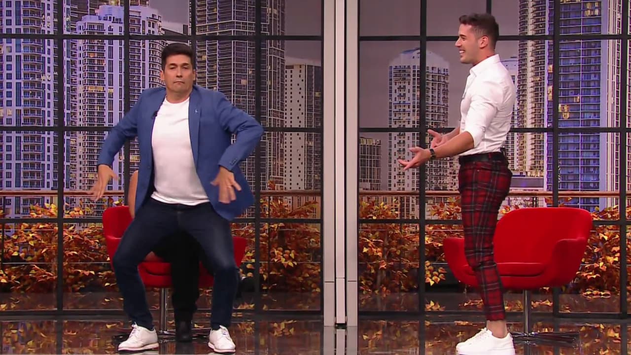 Y aunque los tiempos cambian, y los bailes son cada vez más modernos, Rafa demostró que también se adapta y terminó dándole lecciones a Bryan, quien quería enseñarle unos pasos de "shuffle".