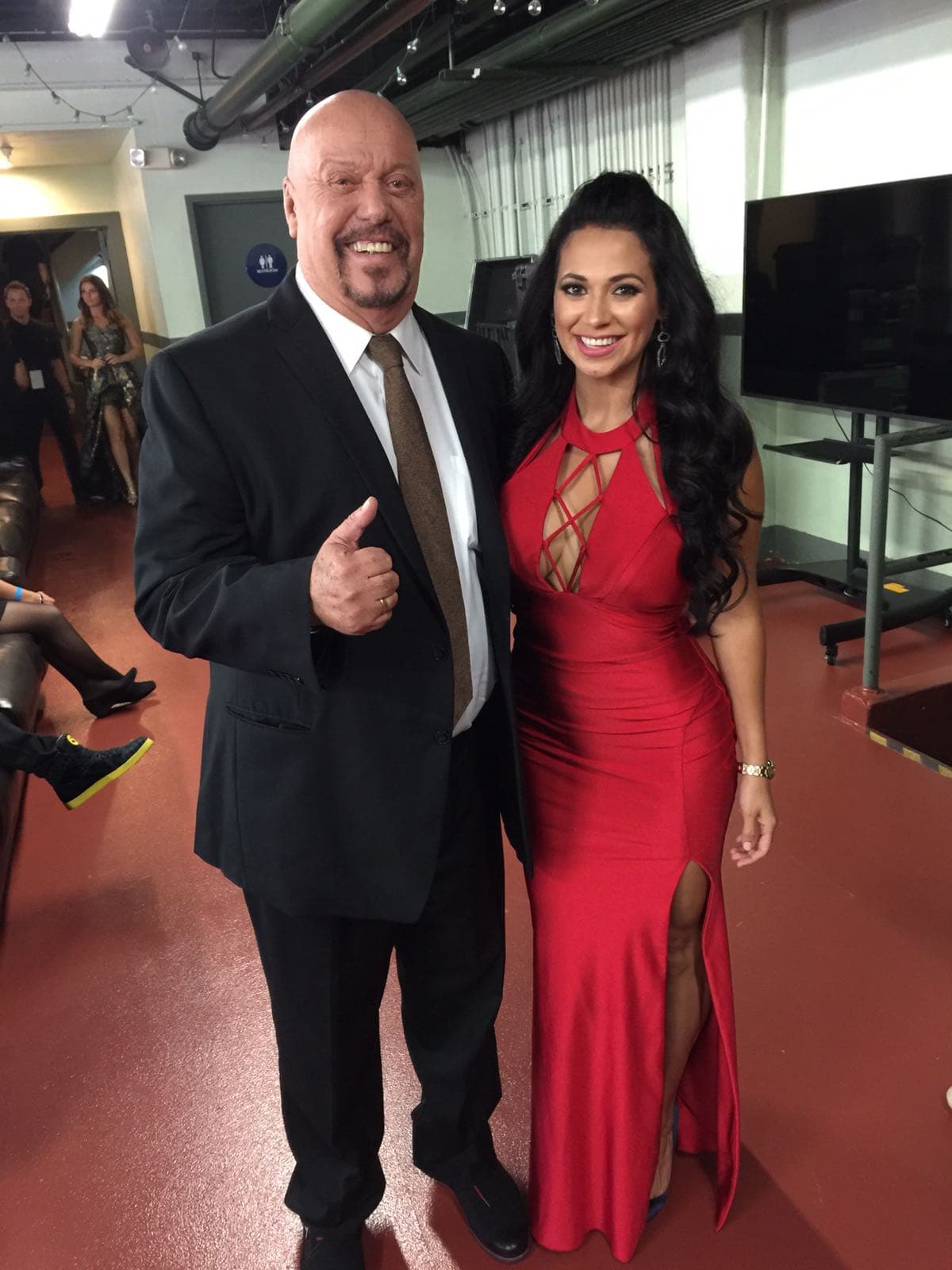 <a href="https://www.facebook.com/carlamedranoo/?fref=ts&ref=br_tf">Carla Medrano</a> y
<a href="https://www.facebook.com/andresmaldonadoelfeo/?fref=ts"> 'El Perro Bermúdez'.</a>