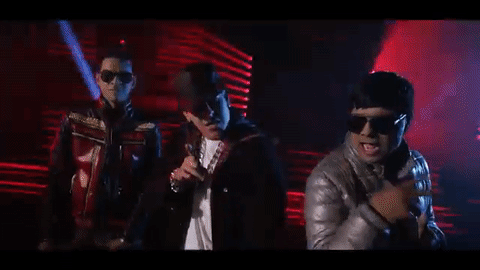 ‘Sábado rebelde’ es una canción que indudablemente nos pone listos para un fin de semana de fiesta y reventón. Plan B fue quien colaboró con el ‘Big Boss’.