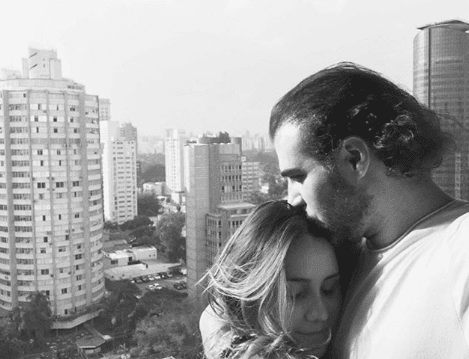 Dulce María y Paco Álvarez han mantenido su romance desde octubre de 2016. La pareja se conoció durante la filmación del videoclip de la cantante llamado 'No sé llorar'.