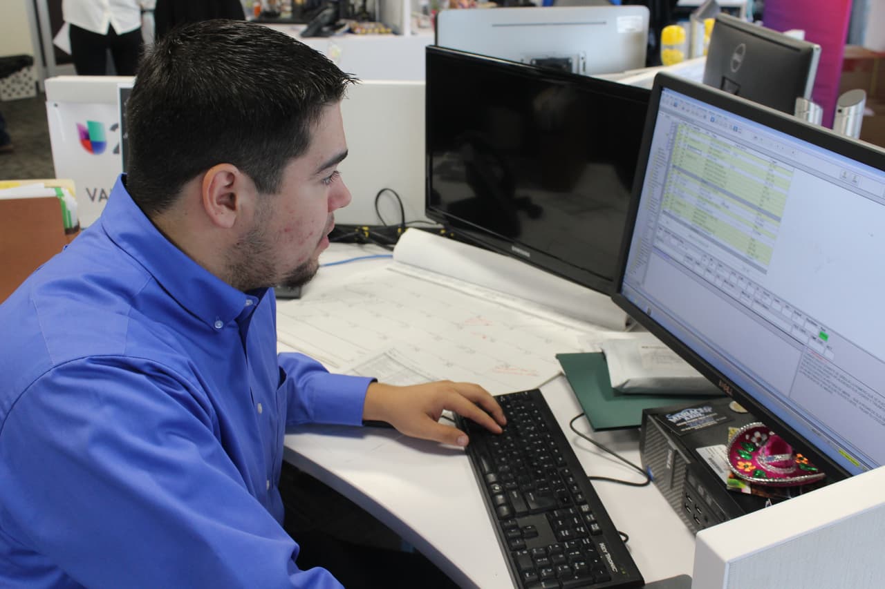 Alejandro Jimenez de la Universidad de Texas en Arlington revisando el guión del noticiero.