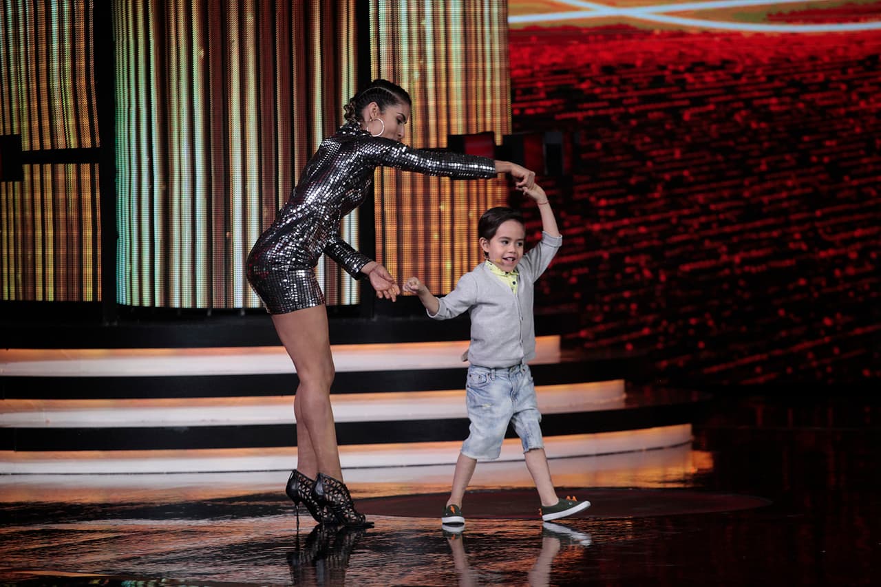 Además de ser bilingüe, lo hemos visto bailar a lado de la jueza invitada María León.