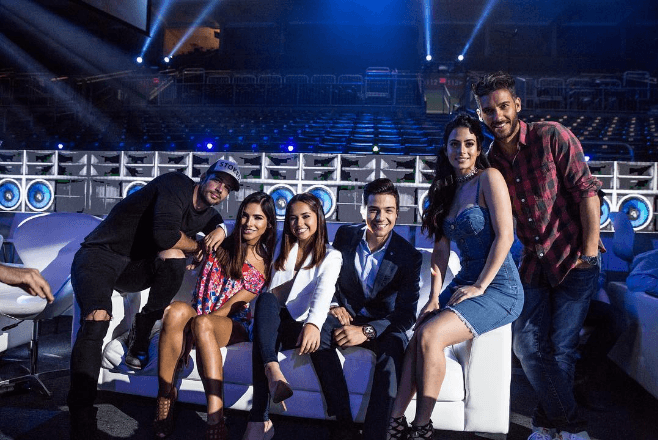 Así lucieron todos los conductores en 2016 cuando los Premios Juventud hicieron un homenaje a décadas pasadas.