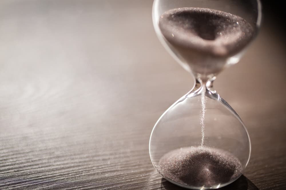 Saturno simboliza el pasado, la tradición, el padre, la autoridad o cualquier principio restrictivo y formador. La posición de este planeta en la carta astral indica la esfera donde tenemos que solucionar viejos problemas y superar inhibiciones y temores que provienen del pasado, de la niñez inclusive.