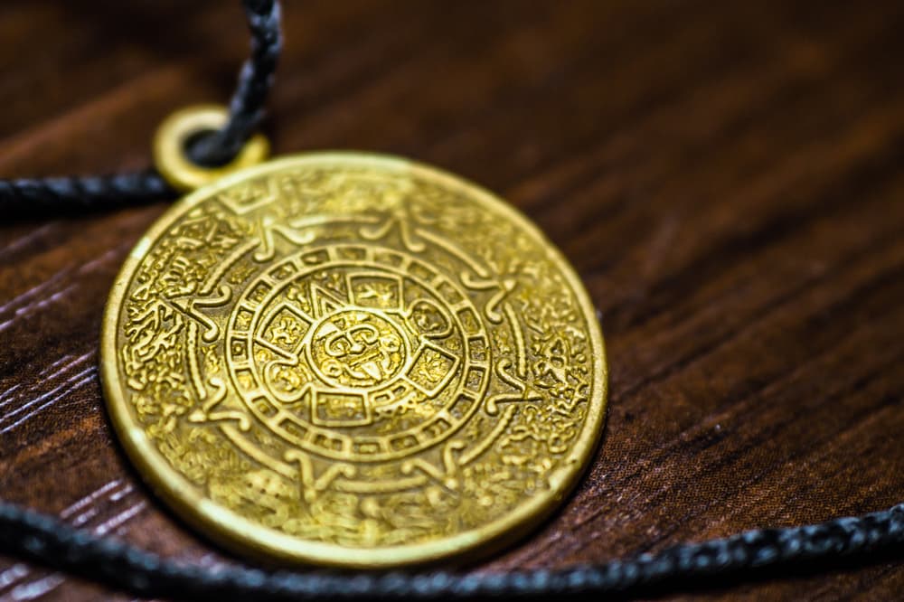 Es decir que, los amuletos por sí solos ya tienen propiedades mágicas, las cuales le son otorgadas por la madre tierra, mientras que un talismán se tiene que cargar con energía para que funcione y sea efectivo, además de necesitar la conspiración de un mago, chamán, hechicero o brujo.
<br>