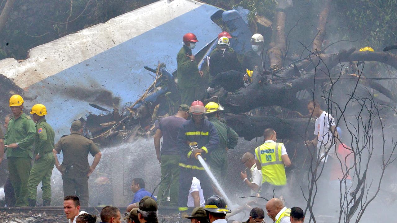 El vuelo DMJ 0972 se incendió y se precipitó a tierra a las 12:08 del mediodía entre la terminal y el municipio de Santiago de Las Vegas en un área verde, según se ve en las primeras imágenes difundidas.