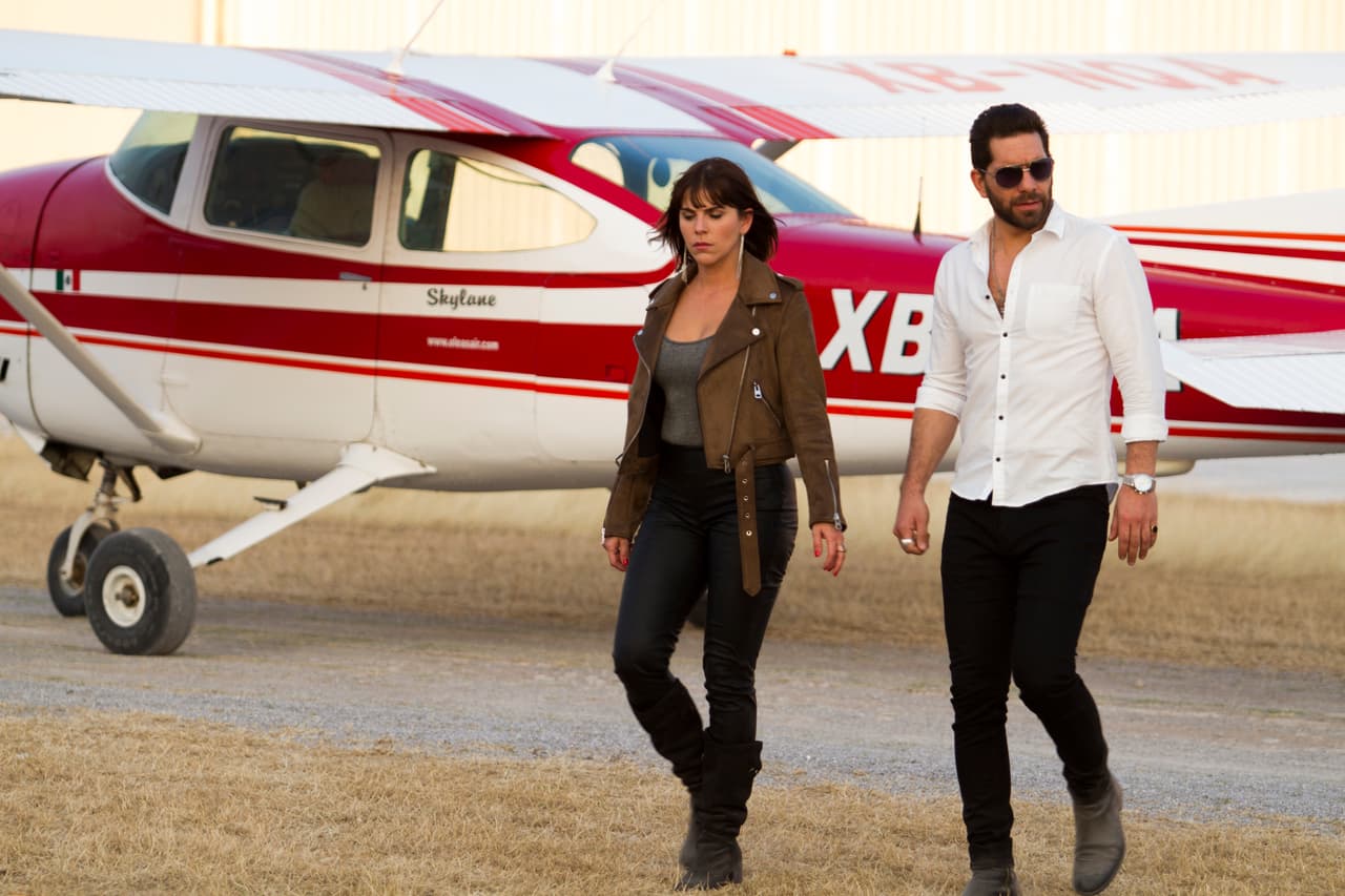 <b><a href="http://www.univision.com/series/la-piloto/john-cayo-en-la-trampa-de-oscar-y-cree-que-yolanda-lo-vendio-a-la-dea">Los dos le hicieron creer que Yolanda estaba aliada con Dave y que trabajaba para la DEA</a></b>.