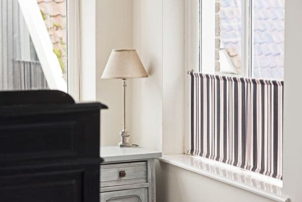 Iluminación inteligente. Genera el efecto deseado con la iluminación correcta. La luz suave proveniente de diferentes direcciones desenfoca los bordes de la habitación y, a su vez, hace que se sienta más grande. Tip: suaviza la luz del techo con una lámpara esmerilada y una bombilla de baja potencia.