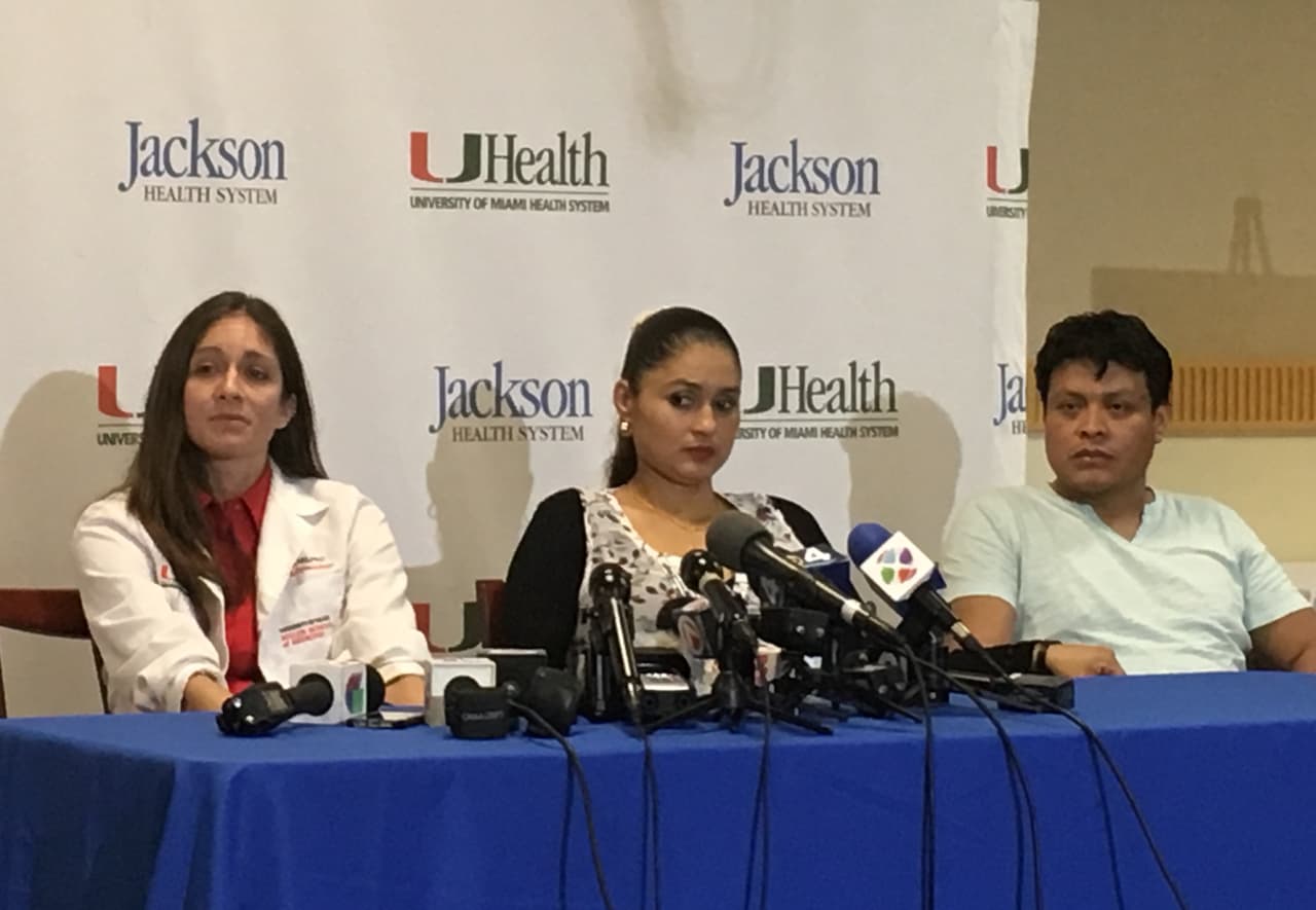 Christine Curry, ginecóloga obstetra, Yessica Flores y su esposo Selvin Yac.