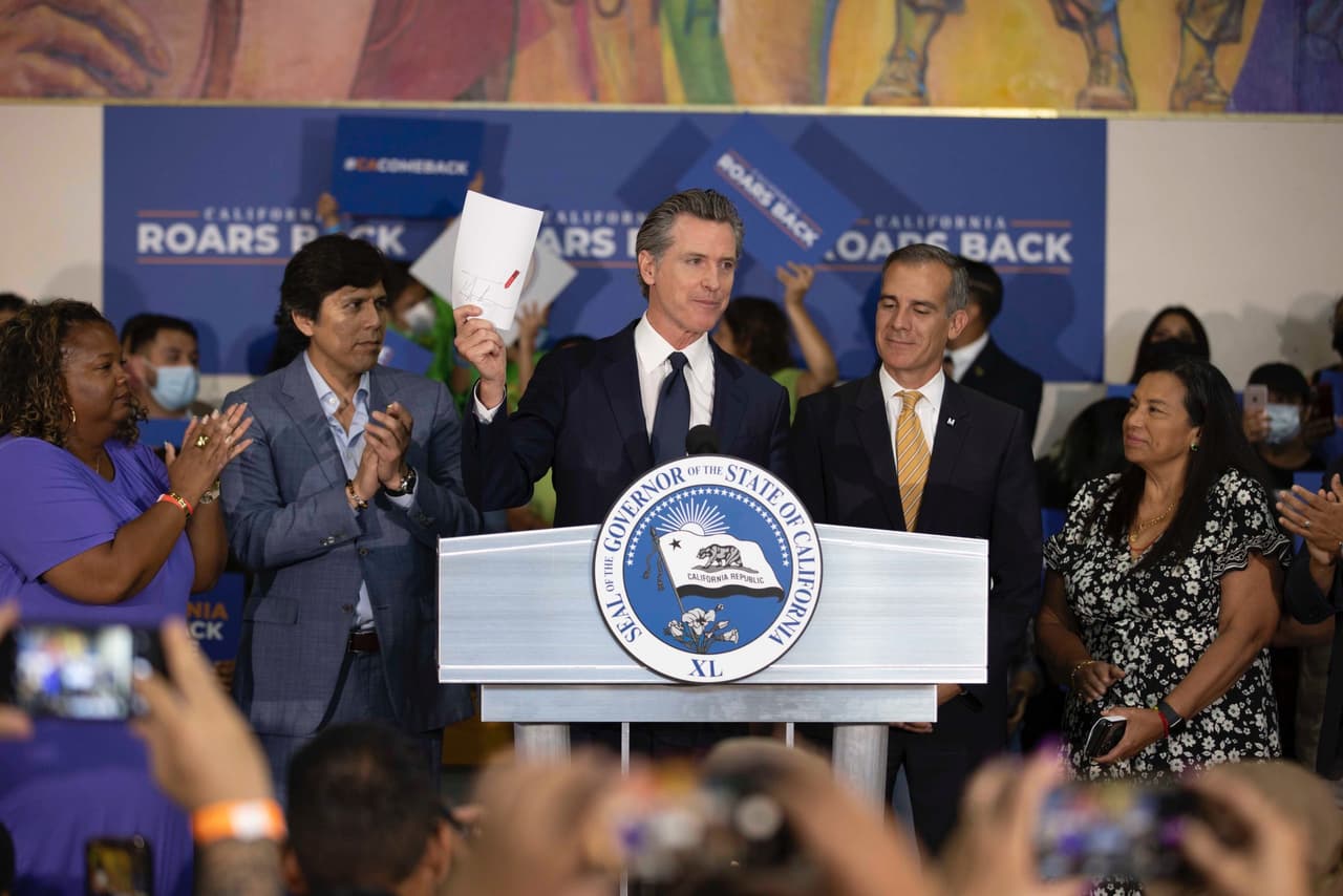 “California se está recuperando de esta pandemia”, dijo el gobernador Newsom. “En asociación con la Legislatura, estamos brindando
<b>ayuda directa a las familias con dificultades y poniendo dinero en los bolsillos de los propietarios de pequeñas empresas en todo el estado</b>".