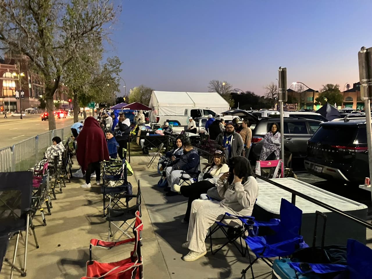 El desfile comienza a las 12:30 PM, pero aficionados llegaron desde la madrugada a tomar su lugar para disfrutar de la ceremonia.