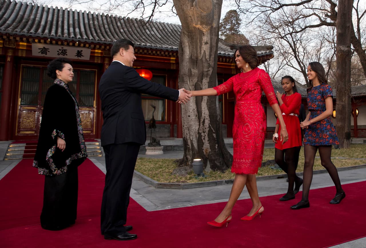 En marzo de 2014, cuando Michelle Obama visitó Asia acompañada de sus dos hijas Sasha y Malia, las revistas de moda no descuidaron un solo movimiento de la primera dama. Con urgencia, los portales online de moda se aventuraban a diseminar qué marca había elegido la esposa de Barack Obama para que, paso seguido, el vestido se agotara en las tiendas online.