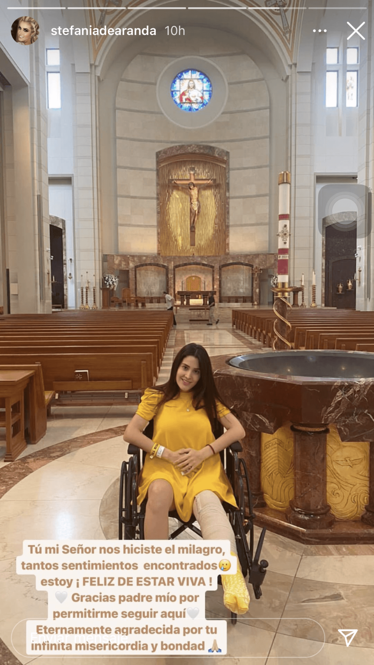 Ante el altar de la iglesia, ella, ya con casi 7 meses de embarazo, agradeció "estar viva", luego de las lesiones que la pusieron en riesgo a ella y a su bebé.
<br>