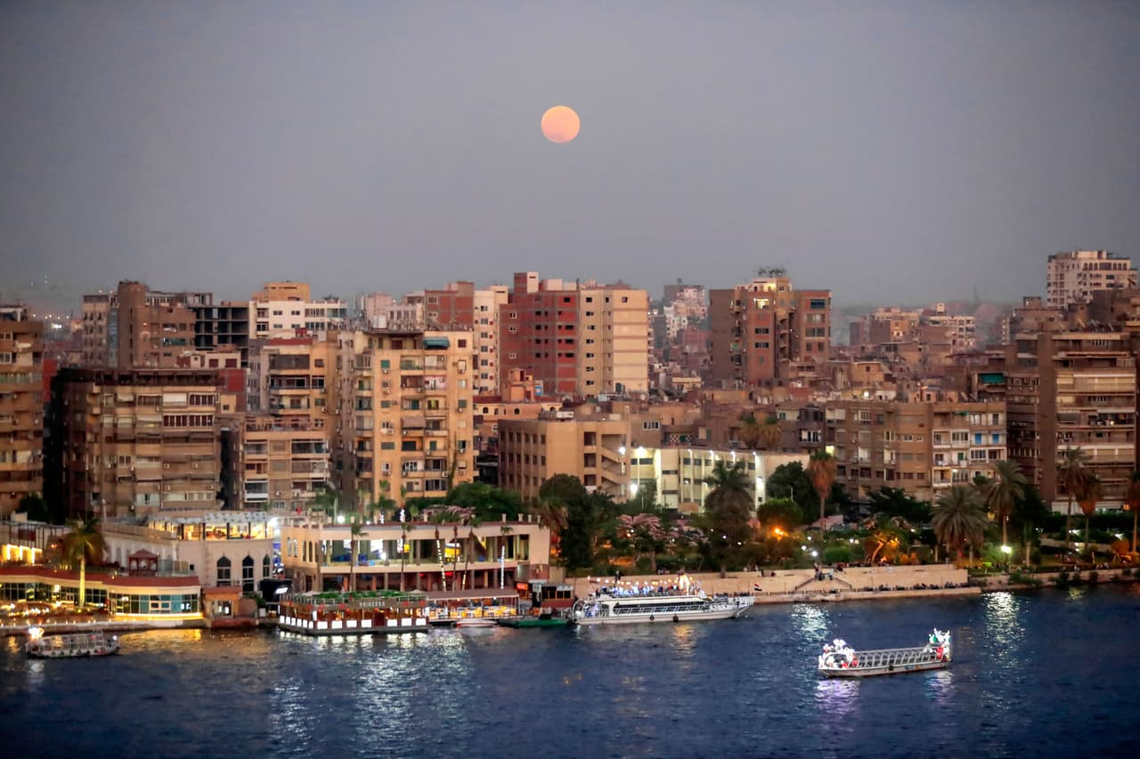 Una espectacular panorámica de la 'Luna de fresa' sobre El Cairo, la capital de Egipto. Cada luna llena tiene un nombre que no tiene que ver con el color que refleja una vez que es visible: 
<a href="https://starwalk.space/en/news/the-full-pink-moon-enjoy-the-first-supermoon-of-2021" target="_blank">la 'Luna Rosa' marca la primera 'superluna' del año</a>, y es llamada así porque su aparición coincide con la cosecha de rosas en Europa y de musgo rosa en América del Norte.