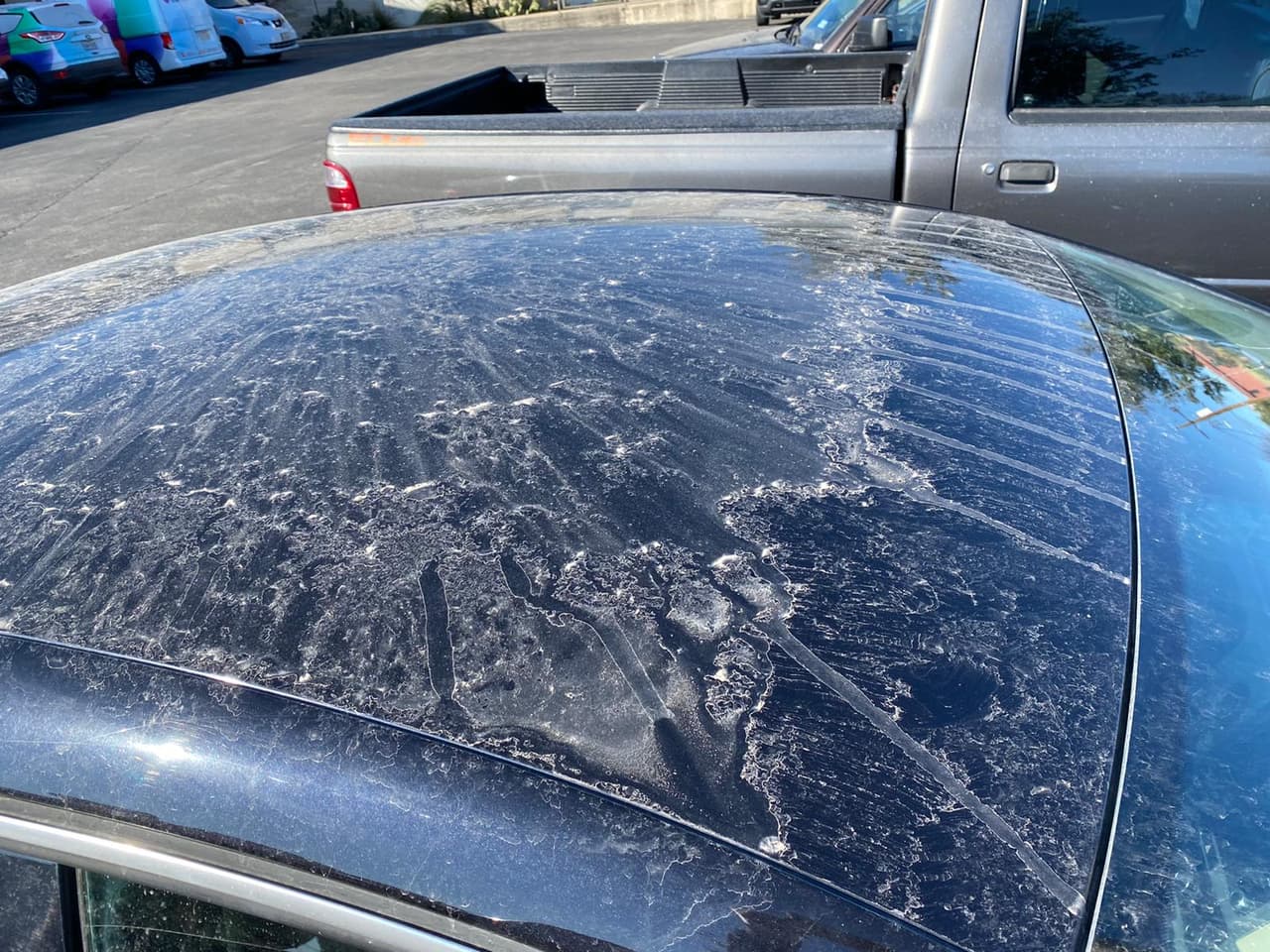 Una vez la nieve se derritió, dejó una secuela color marrón encima de los vehículos.