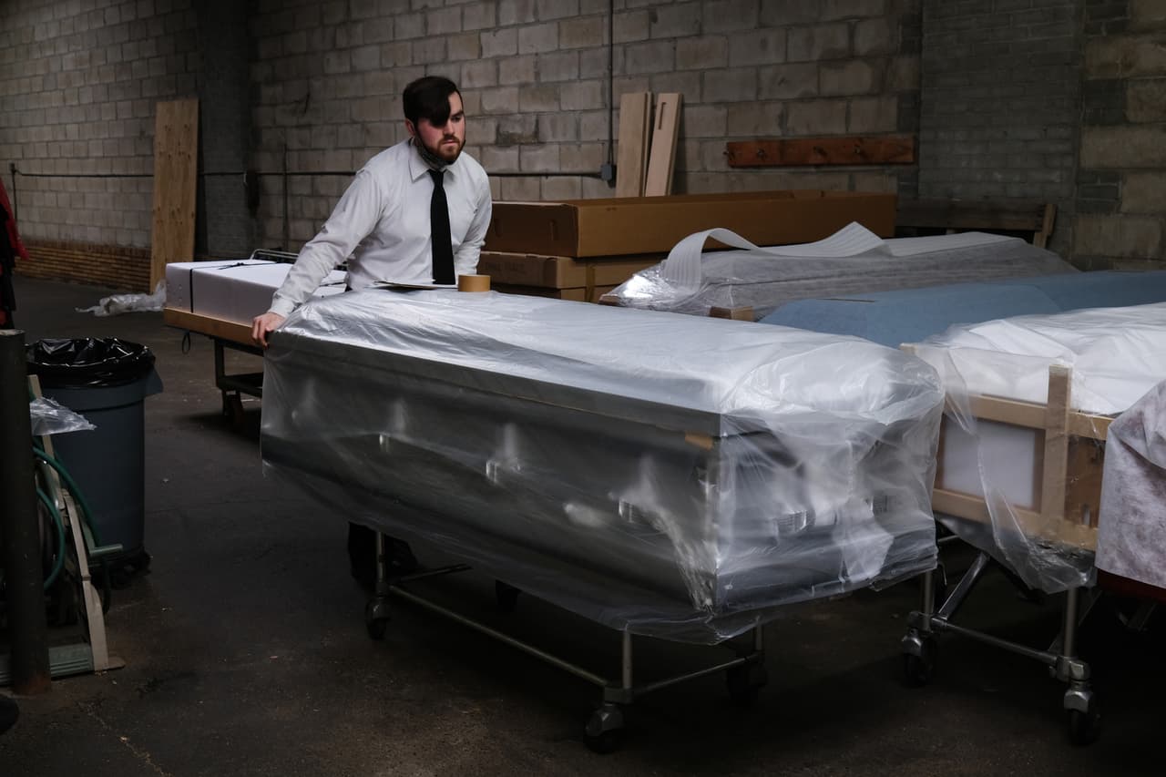 "Estamos más expuestos": el trabajo cuesta arriba de las funerarias ante el creciente número de víctimas de covid-19