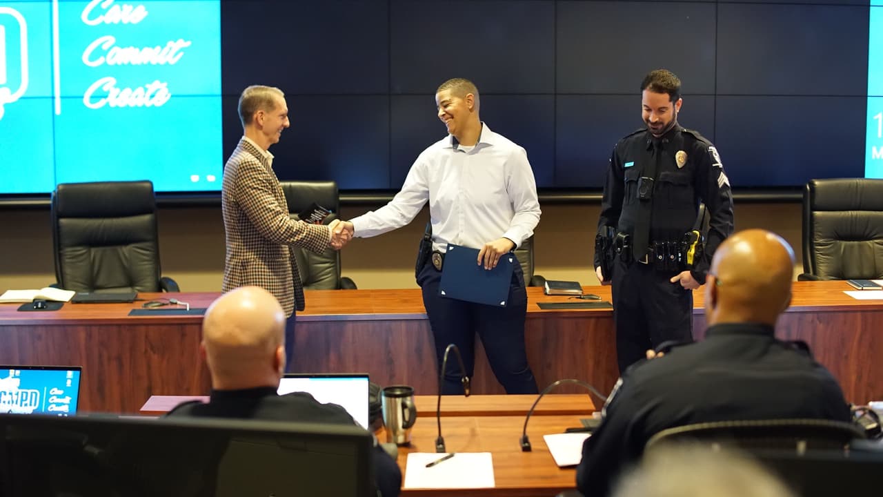 La ceremonia se realizó en las instalaciones de CMPD, donde los oficiales recibieron ovaciones por parte de sus compañeros.