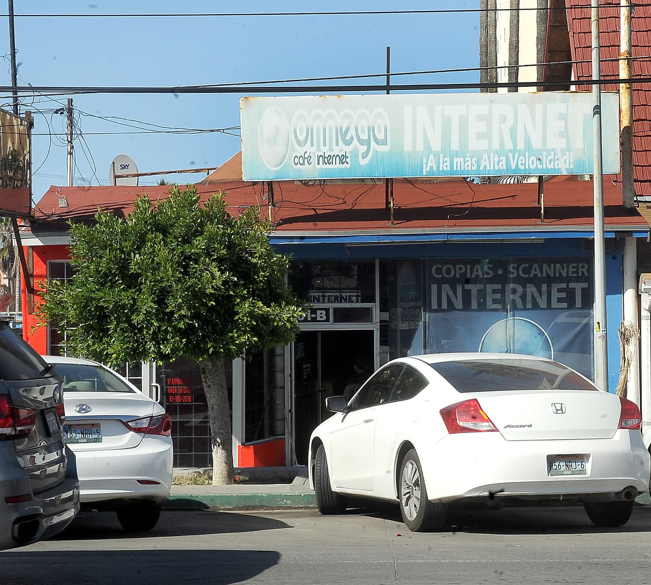 Thomas fue fotografiado esta semana en un internet café de Rosarito donde acude cuando falla la conexión a la red que tiene en su casa.