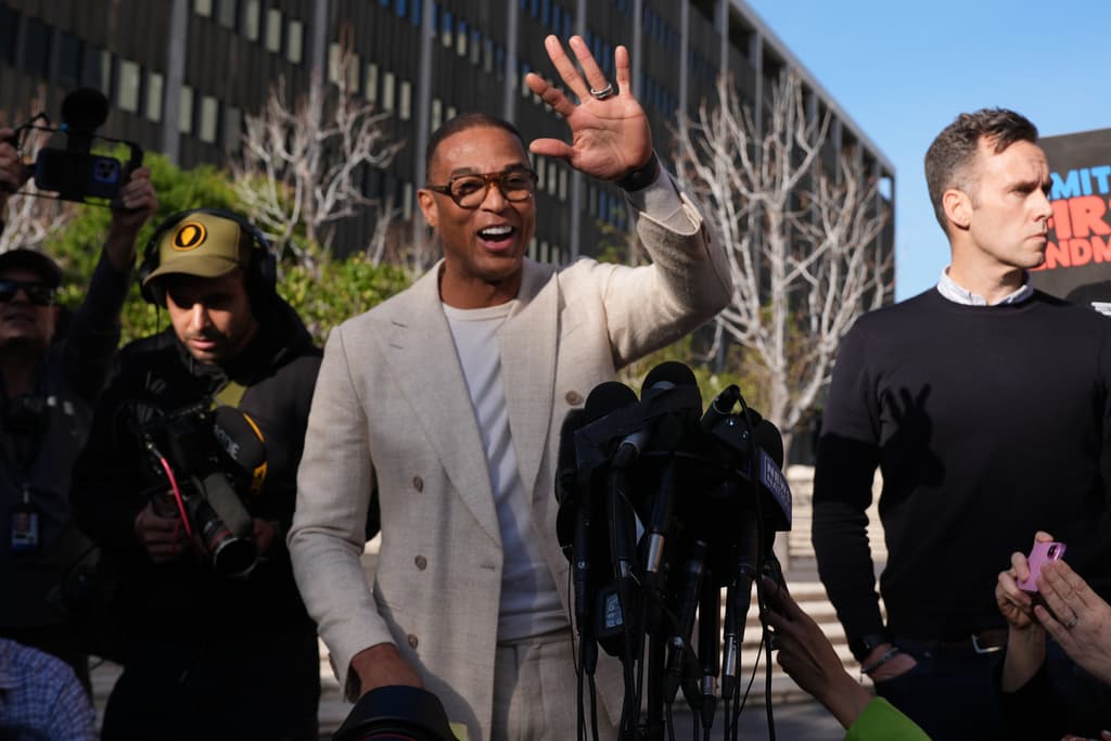 El periodista Don Lemon saluda a los medios tras una audiencia frente al Edificio Federal Edward R. Roybal en Los Ángeles.