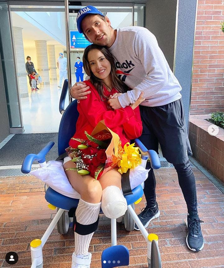 "Hoy me dicen que 
<b><a href="https://www.univision.com/famosos/un-mes-despues-de-la-amputacion-de-su-pie-daniella-alvarez-expone-la-cicatriz-que-le-quedo-en-el-rostro-video" target="_blank">soy valiente y guerrera </a></b>y la verdad es lo que veía en ti, en tu voz y en tus ojos cada vez que llegabas a la UCI (Unidad de Cuidados Intensivos) a decirme que iba a salir adelante", confesó. 
<br>