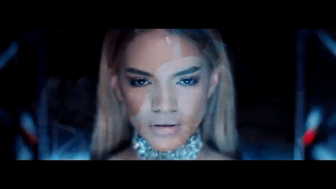 <b>Si una vez</b>
<br>
<i>"Si una vez dije que te amaba y que por ti la vida daba,</i>
<br>
<i>Si una vez dije que te amaba no lo vuelvo a hacer,</i>
<br>
<i>Ese error es cosa de ayer".</i>