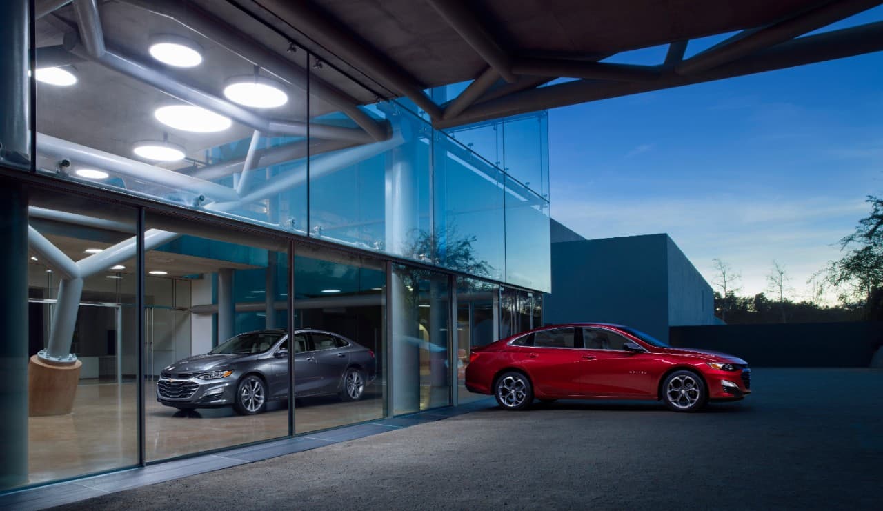 A mitad de su novena generación, el Chevrolet Malibu recibe una actualización para el año modelo 2019. Se actualizó el diseño de parrilla, fascias delanteras y traseras y rines. En las versiones más altas de la gama se ofrecerán luces LED de alto desempeño y luces de día para las versiones LT y Premier.