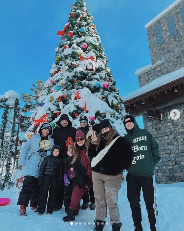 "No puedo agradecer lo suficiente a Dios por una Navidad tan hermosa que pasé nevada en una cabaña 
<b><a href="https://www.univision.com/famosos/jenni-rivera-aniversario-luctuoso-9-anos-chiquis-recuerda-su-madre" target="_blank">con las personas que amo y disfruto</a></b> estar cerca", escribió desde su cuenta de Instagram. 
<br>