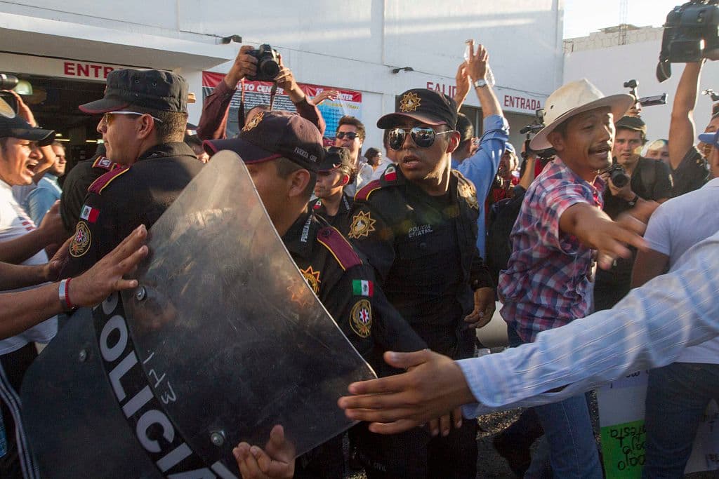 Maestros del estado de Nuevo Leon marchan en solidaridad con sus colegas de Oaxaca.