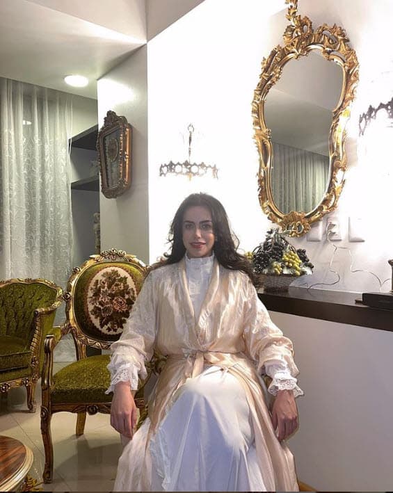 Una nota sobre la vida de la cantante publicada este lunes 27 de junio en la revista TVyNovelas y firmada por Cristóbal Sandoval y Víctor Hugo Sánchez, columnista de ese medio y experto en relaciones públicas de varias celebridades, abordó el tema sobre el misterio de la edad de la artista. 
<br>