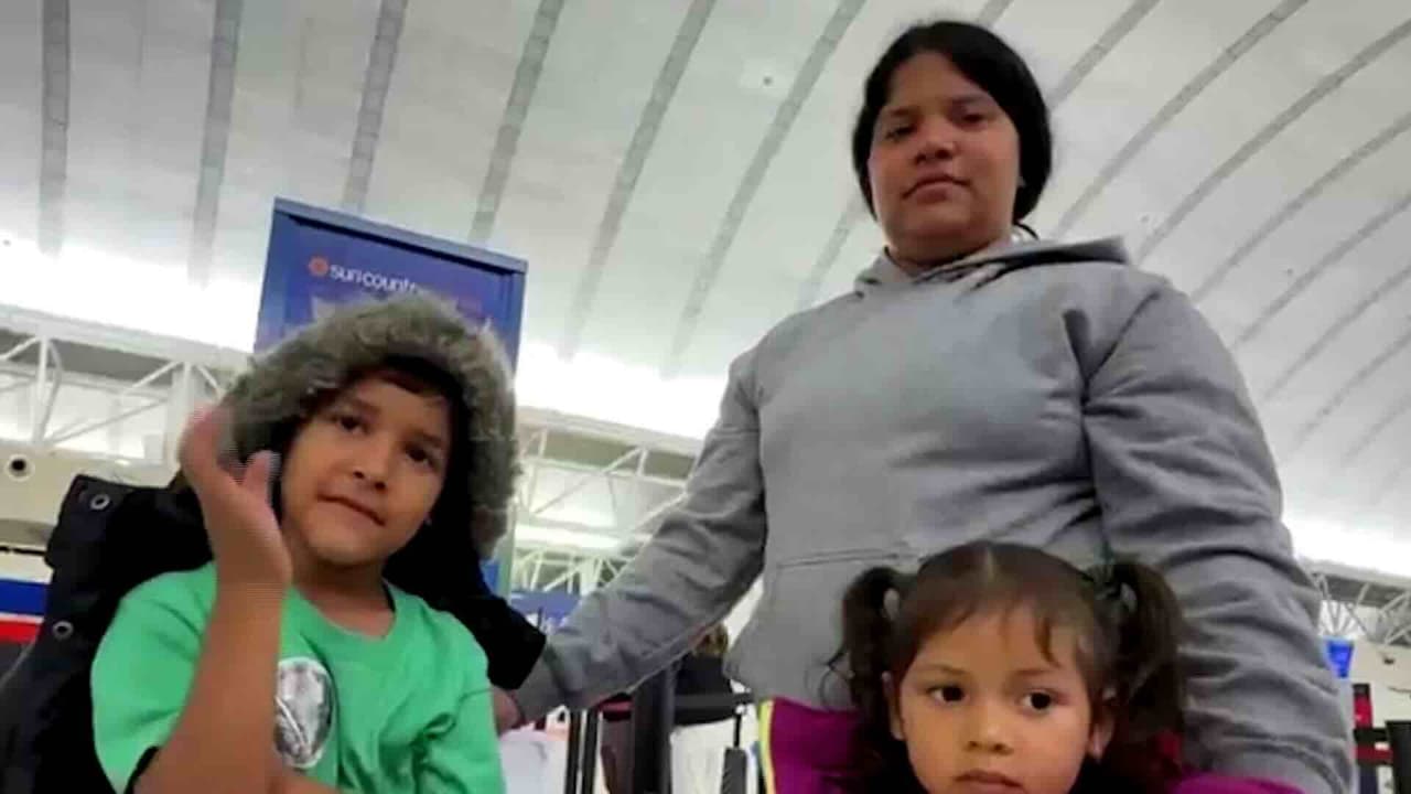 Madre e hijos son abandonados en el aeropuerto tras salir de centro de detención
