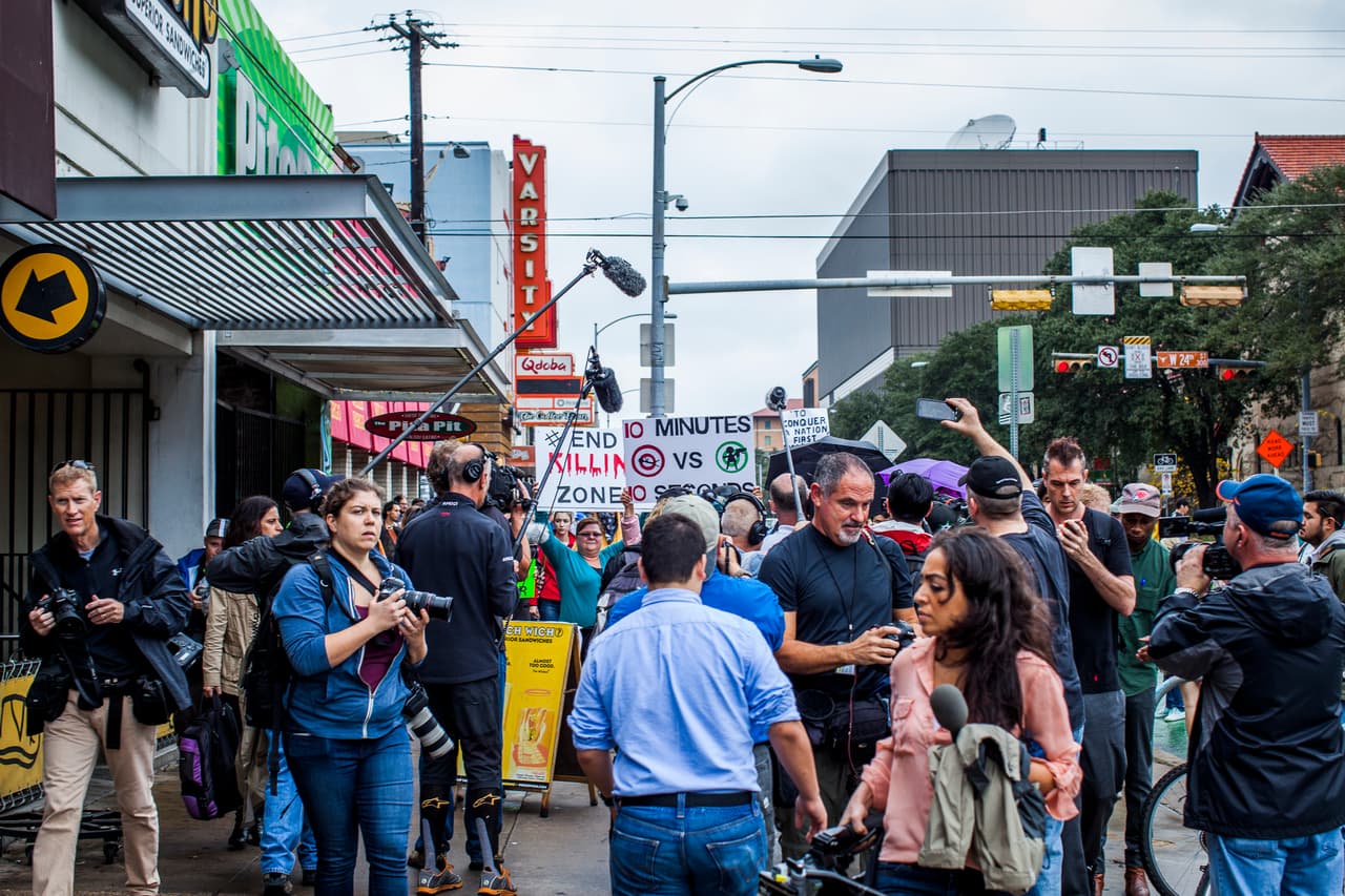 Decenas participaron en el montaje de una masacre cerca de la Universidad de Texas en Austin que tenía como finalidad la defensa del porte de armas.