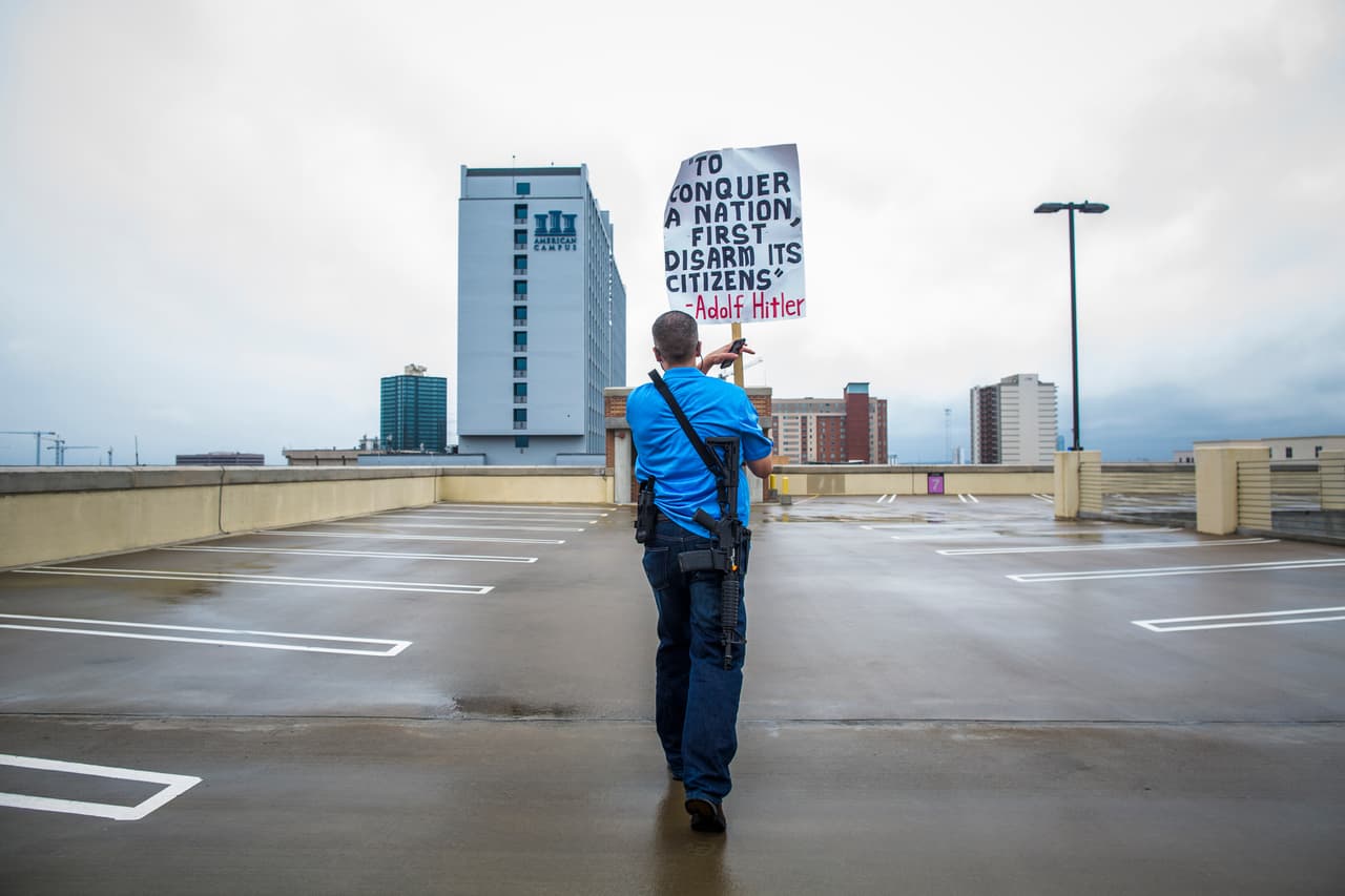 Decenas participaron en el montaje de una masacre cerca de la Universidad de Texas en Austin que tenía como finalidad la defensa del porte de armas.