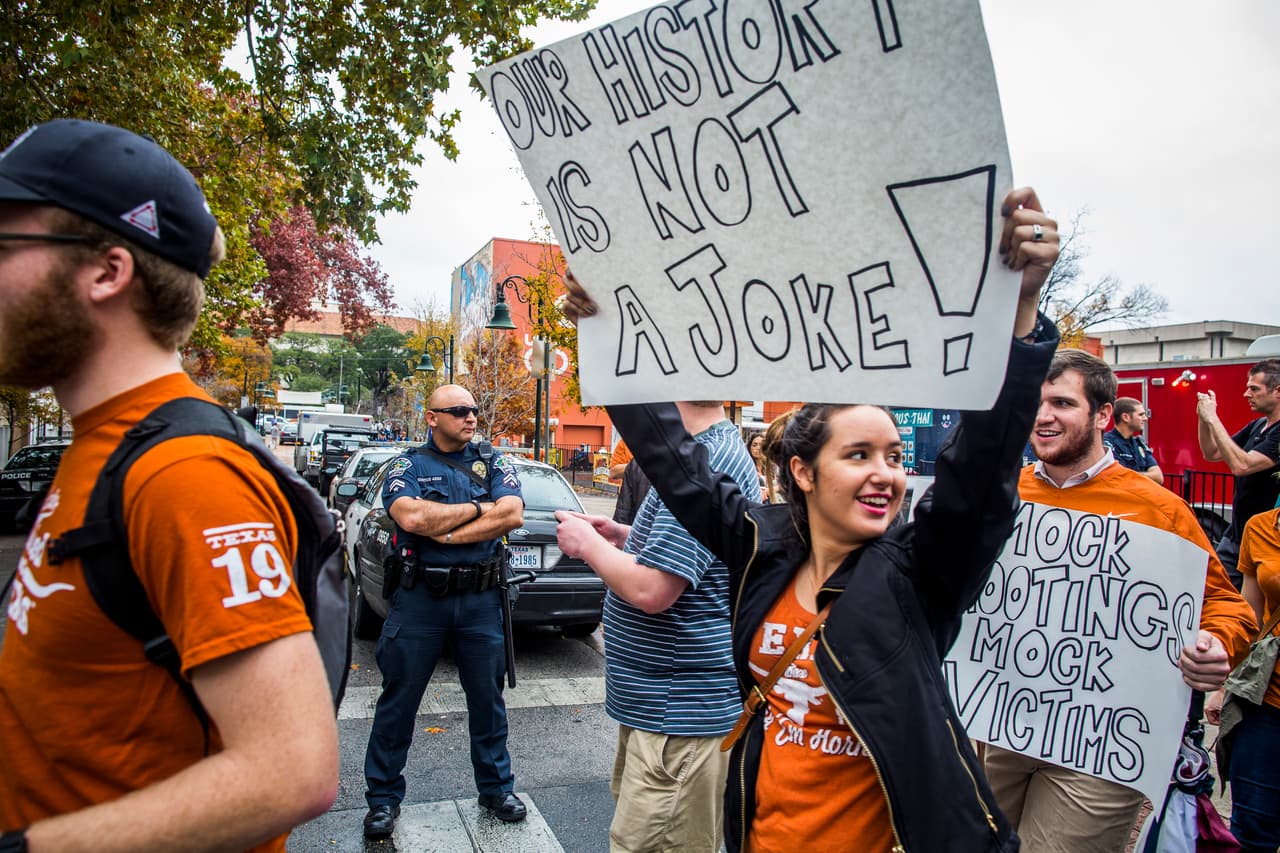 Decenas participaron en el montaje de una masacre cerca de la Universidad de Texas en Austin que tenía como finalidad la defensa del porte de armas.