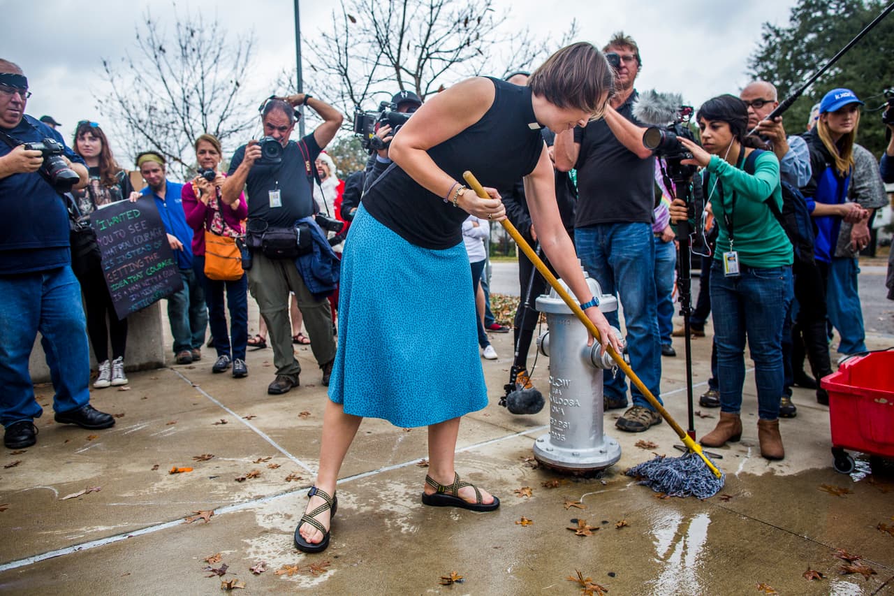 Decenas participaron en el montaje de una masacre cerca de la Universidad de Texas en Austin que tenía como finalidad la defensa del porte de armas.