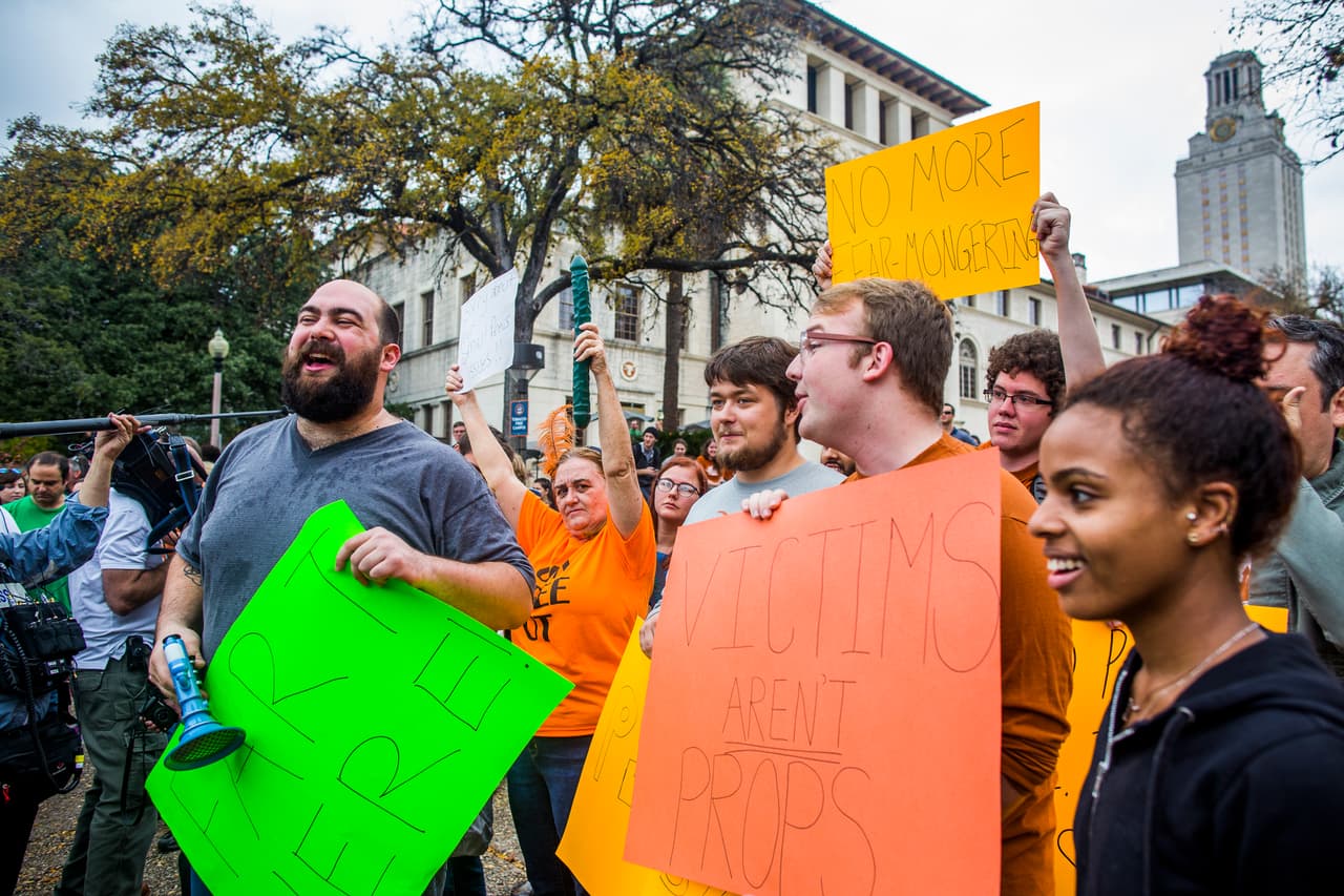 Decenas participaron en el montaje de una masacre cerca de la Universidad de Texas en Austin que tenía como finalidad la defensa del porte de armas.