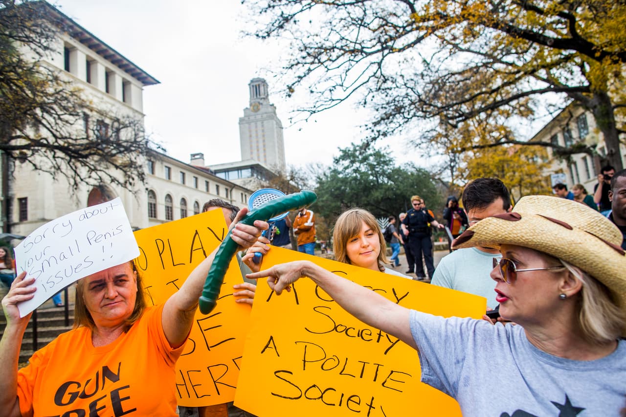 Decenas participaron en el montaje de una masacre cerca de la Universidad de Texas en Austin que tenía como finalidad la defensa del porte de armas.
