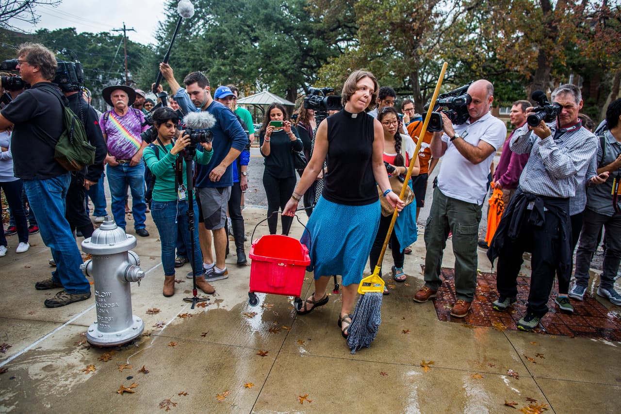 Decenas participaron en el montaje de una masacre cerca de la Universidad de Texas en Austin que tenía como finalidad la defensa del porte de armas.