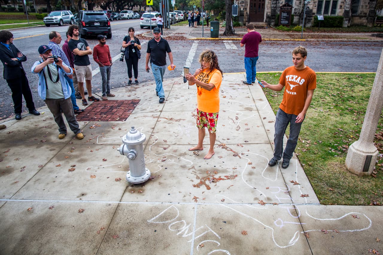 Decenas participaron en el montaje de una masacre cerca de la Universidad de Texas en Austin que tenía como finalidad la defensa del porte de armas.