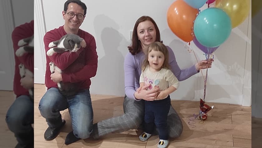 Pablo Ferrat, izquierda; su esposa Olenka Pryshchepo, derecha, celebran el cumpleaños número 2 de su hija Yaroslava en Kiev.