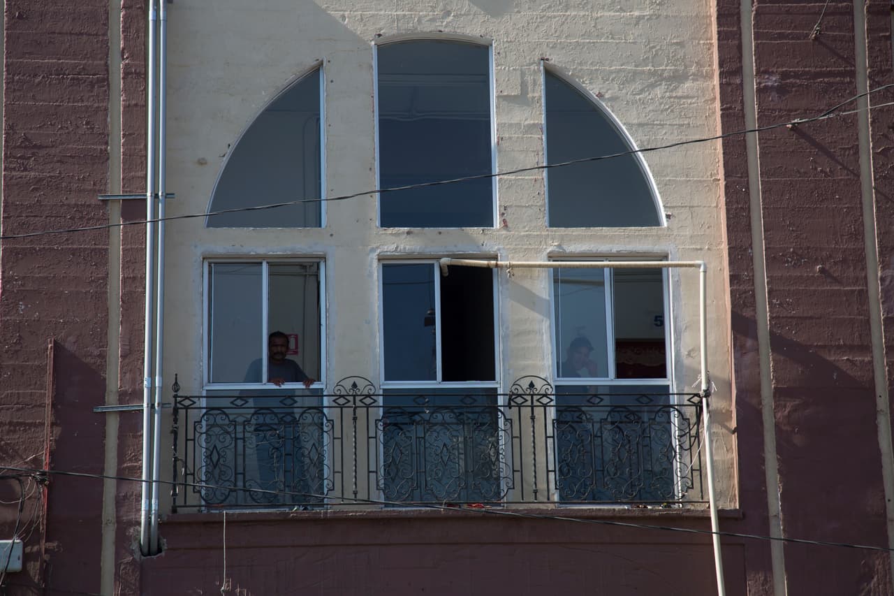 Desde el balcón del hotel se alcanza a ver el un tranquilo barrio en Calexico, California.