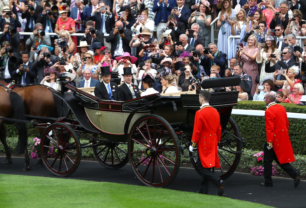 En ciertos espacios exclusivos, a los que solo se puede tener acceso con una invitación, incluso los miembros de la familia real están obligados a identificarse con su nombre en una etiqueta, según 
<b><a href="https://www.harpersbazaar.com/celebrity/latest/a21614623/what-is-royal-ascot-2018-facts-history/">Harper's Bazaar.</a></b>