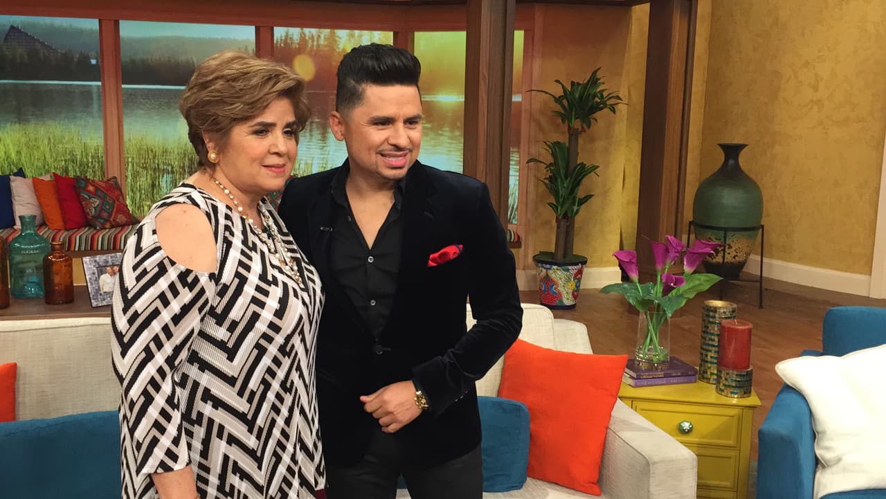 Larry Hernández posando con su madre, Doña Manuela.