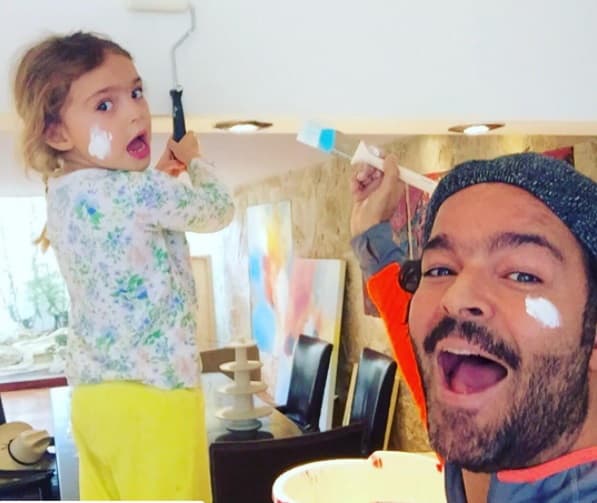 Para ellos, cualquier cosa que hagan juntos es pura diversión, como en esta imágen donde padre e hija demuestran ser muy buenos para las labores del hogar.