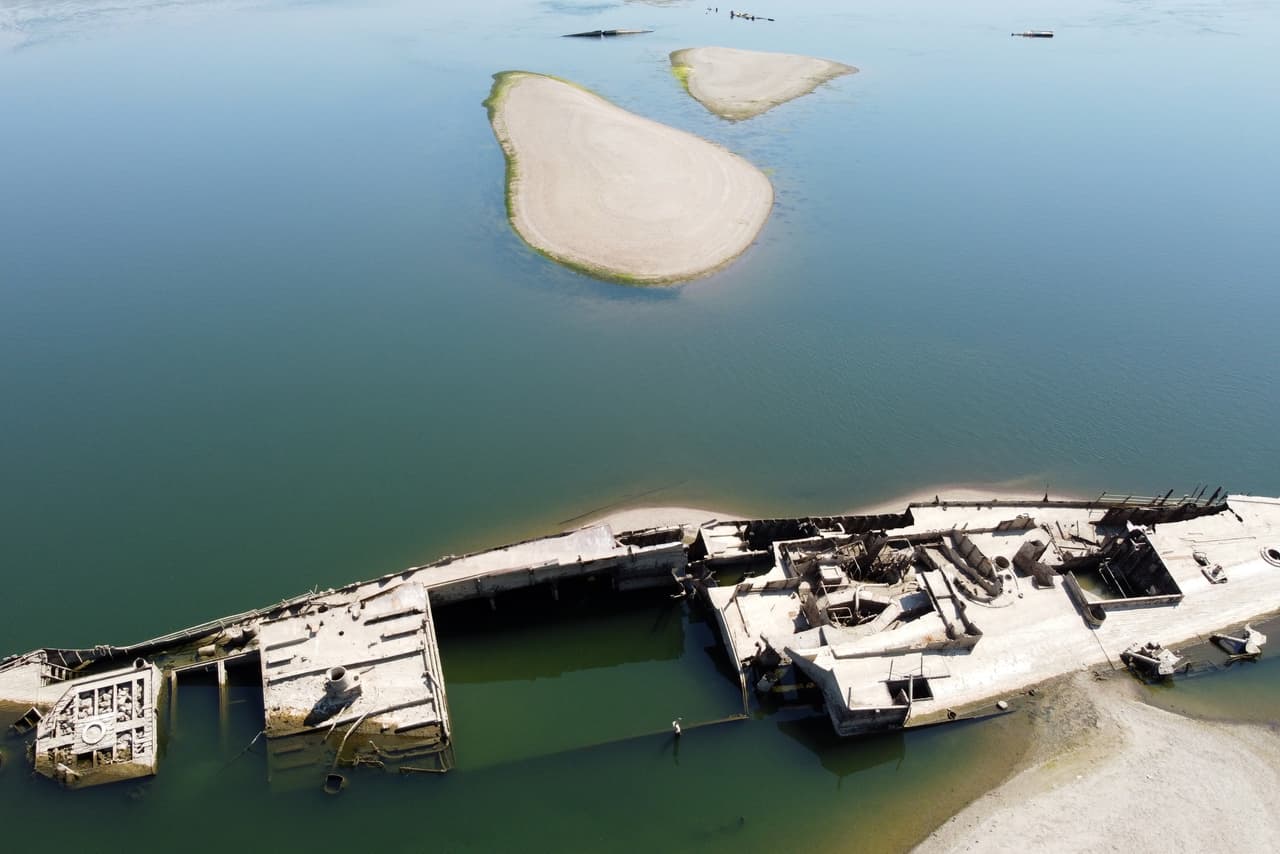 Los restos de un buque de guerra alemán de la Segunda Guerra Mundial emergen debido a la sequía frente a Djerdap II, una gran presa en el río Danubio situada entre Rumanía y Serbia, cerca de Prahovo (Serbia), el martes 4 de agosto de 2026. (Foto AP/Darko Vojinovic)