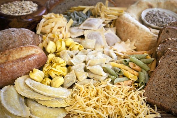 <b>Una buena alimentación. </b>Hay que eliminar las grasas, y evitar los alimentos salados y los carbohidratos refinados.