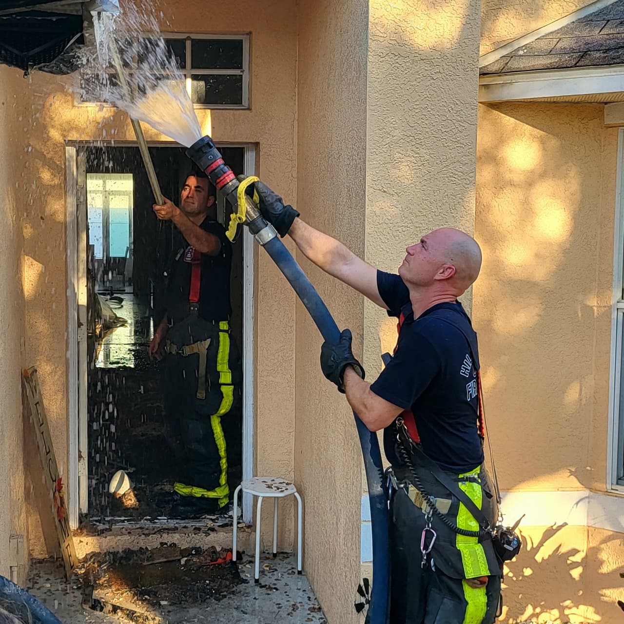 Un garaje se incendió y las llamas consumieron tres vehículos, incluyendo una motocicleta, en Riverview, en la Bahía de Tampa. El fuego se originó la tarde del 8 de octubre cuando el residente de la vivienda cambiaba la bomba de gasolina de uno de los automóviles. El Departamento de Bomberos del condado Hillsborough acudió a sofocar las llamas y no se reportaron personas lesionadas.