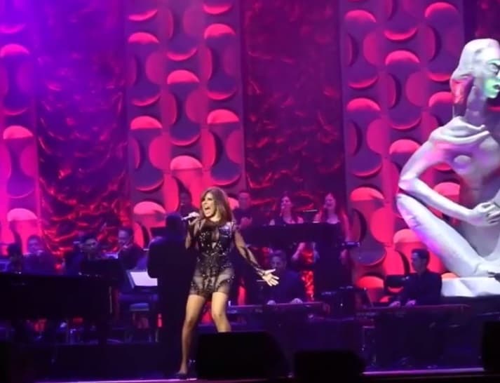 Como agradecimiento, la cantante interpretó su éxito 'Todos me miran' , ante el beneplácito de los invitados al James Night Center de Miami.